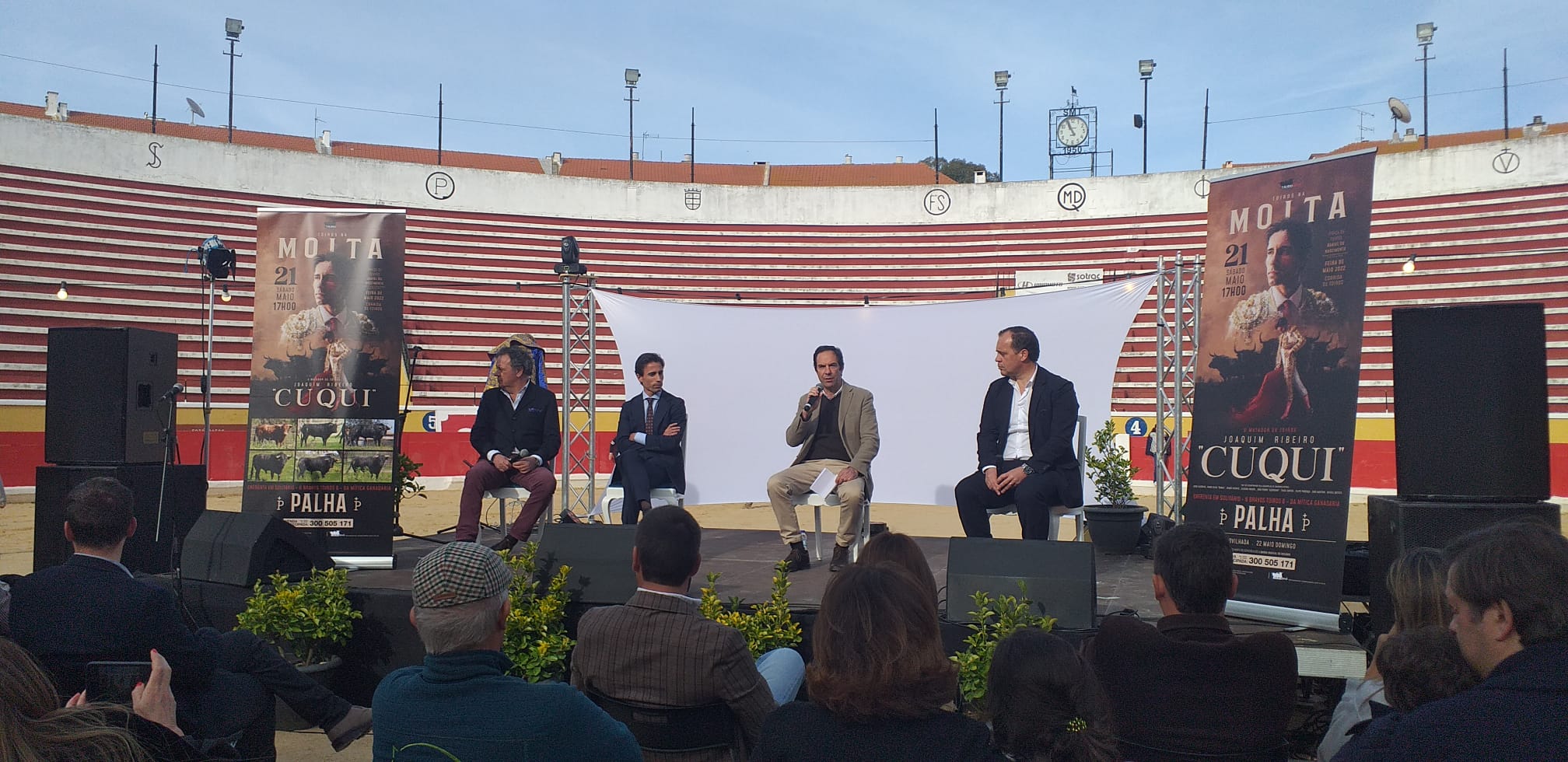 Cuqui Diante de 6 Toiros Palha na Corrida de Maio